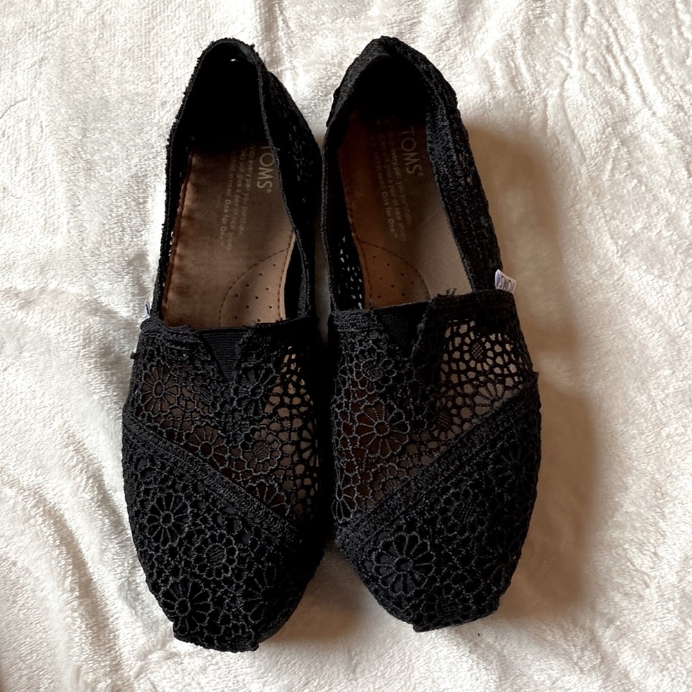 TOMS Black Floral Lace Classic Slip On Sneakers - Women’s Size 7.5 - Casual Shoe